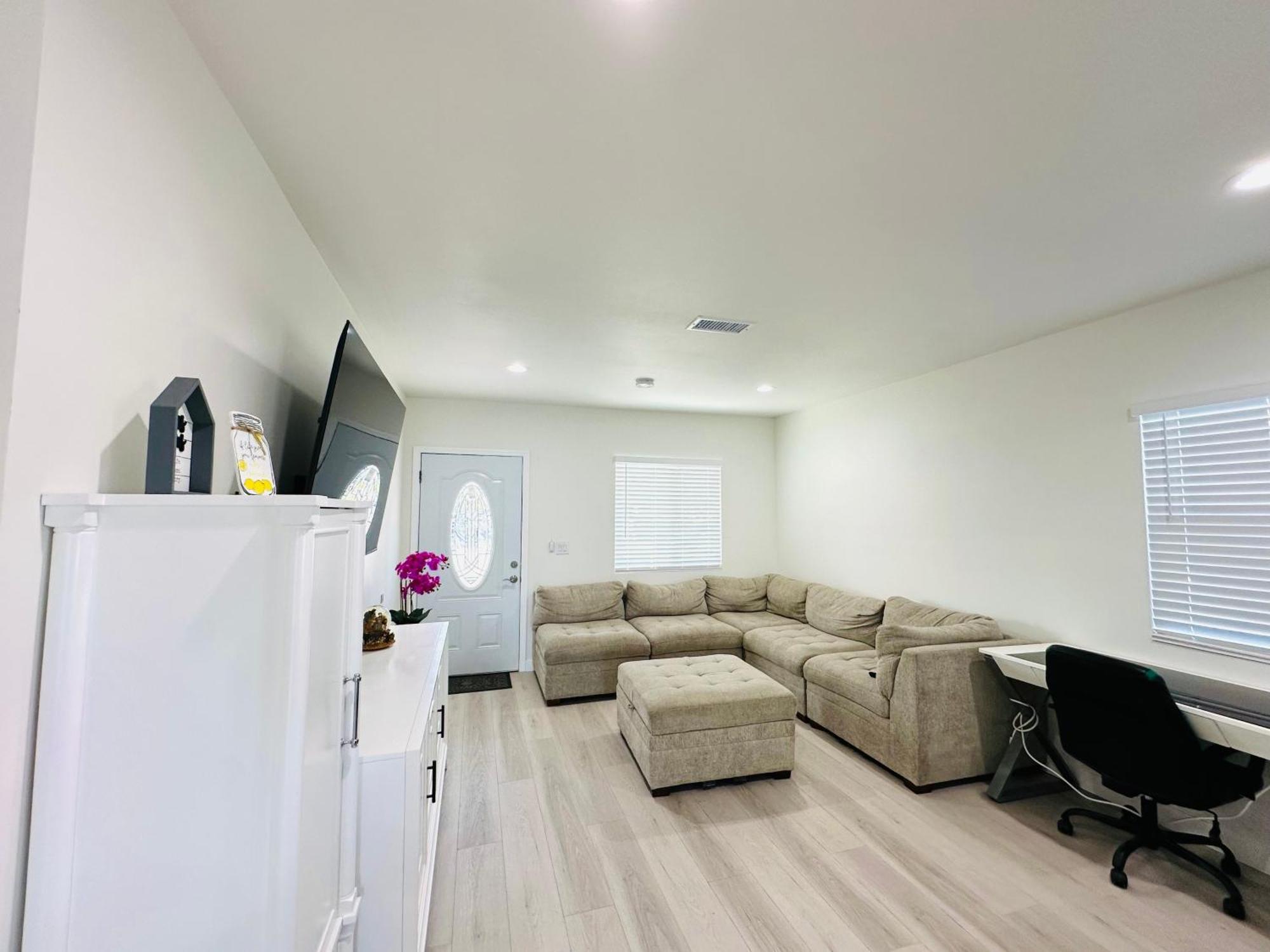 New Spacious House In Anaheim Near Disneyland-Knott In Without Backyard In The Same Lot Of 3 Separate Properties Екстер'єр фото