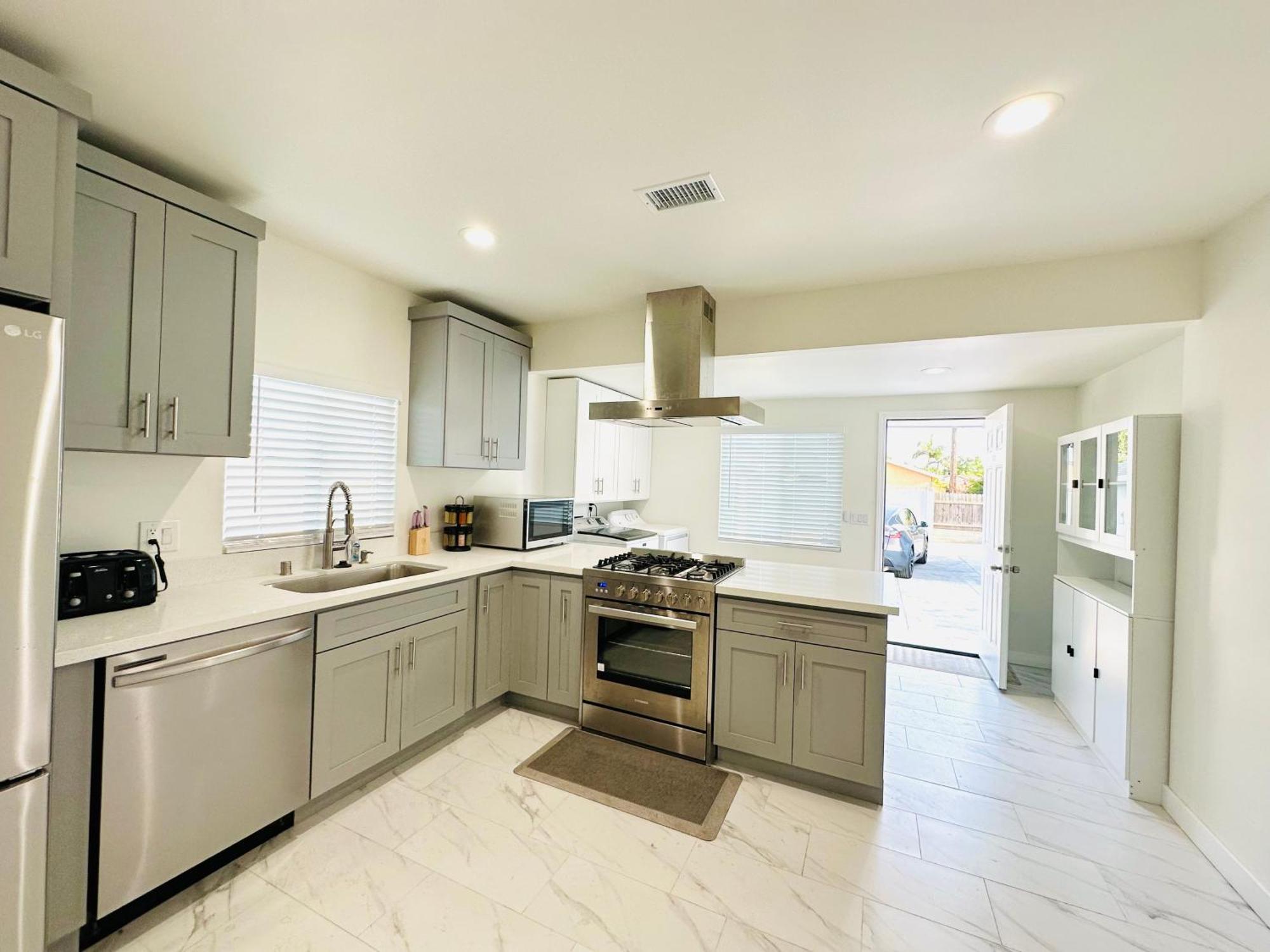 New Spacious House In Anaheim Near Disneyland-Knott In Without Backyard In The Same Lot Of 3 Separate Properties Екстер'єр фото