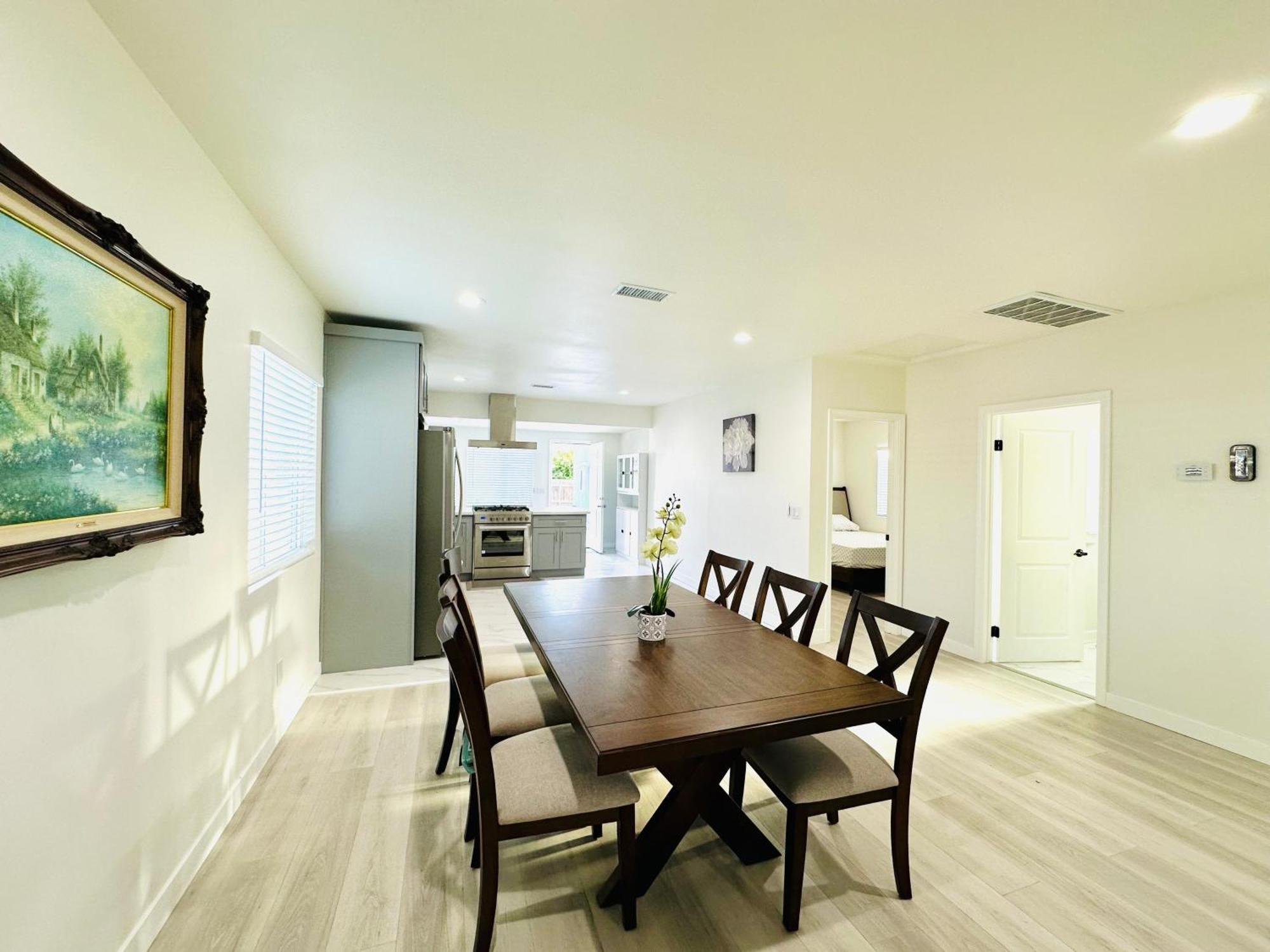 New Spacious House In Anaheim Near Disneyland-Knott In Without Backyard In The Same Lot Of 3 Separate Properties Екстер'єр фото