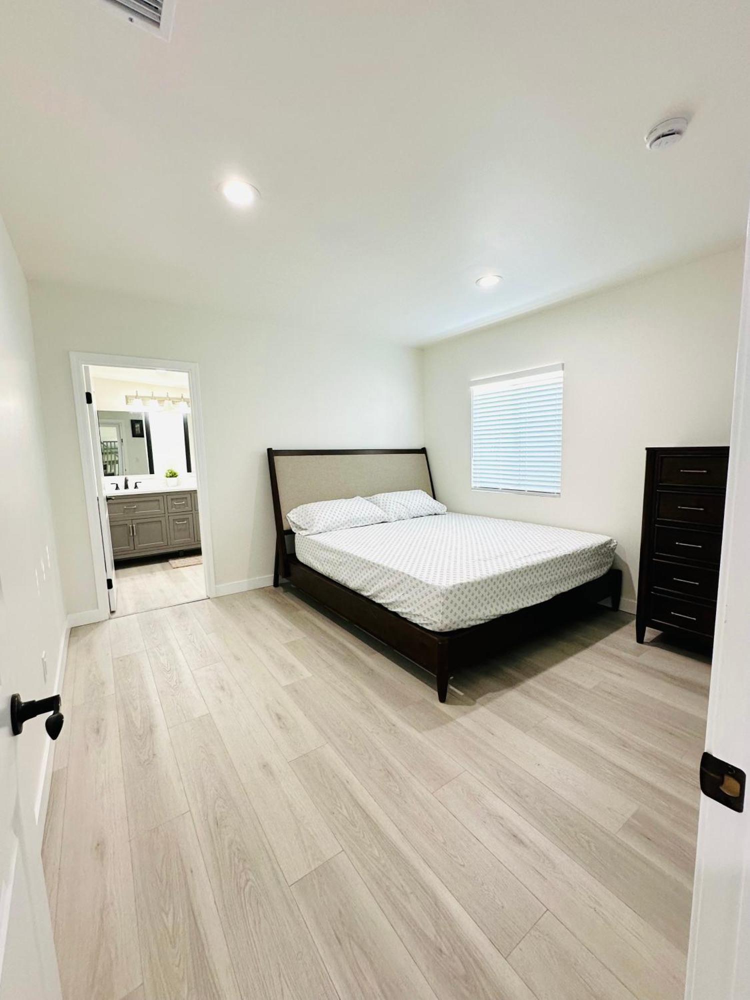 New Spacious House In Anaheim Near Disneyland-Knott In Without Backyard In The Same Lot Of 3 Separate Properties Екстер'єр фото