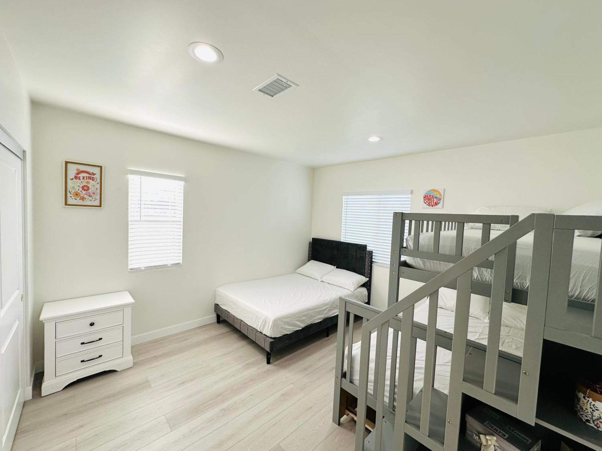 New Spacious House In Anaheim Near Disneyland-Knott In Without Backyard In The Same Lot Of 3 Separate Properties Екстер'єр фото