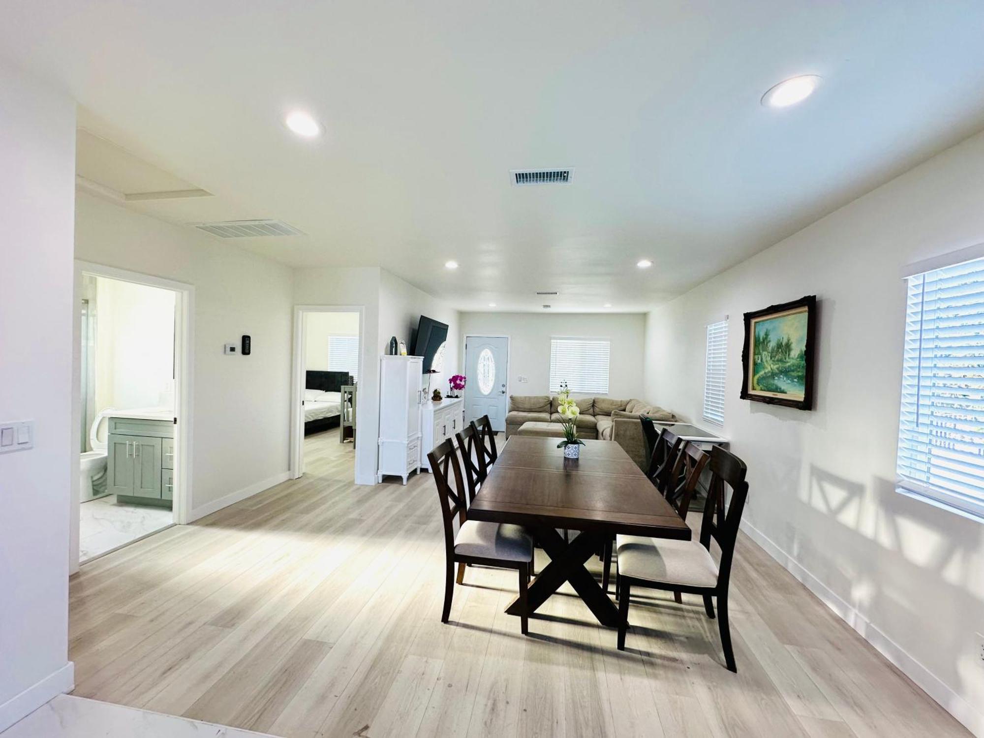 New Spacious House In Anaheim Near Disneyland-Knott In Without Backyard In The Same Lot Of 3 Separate Properties Екстер'єр фото