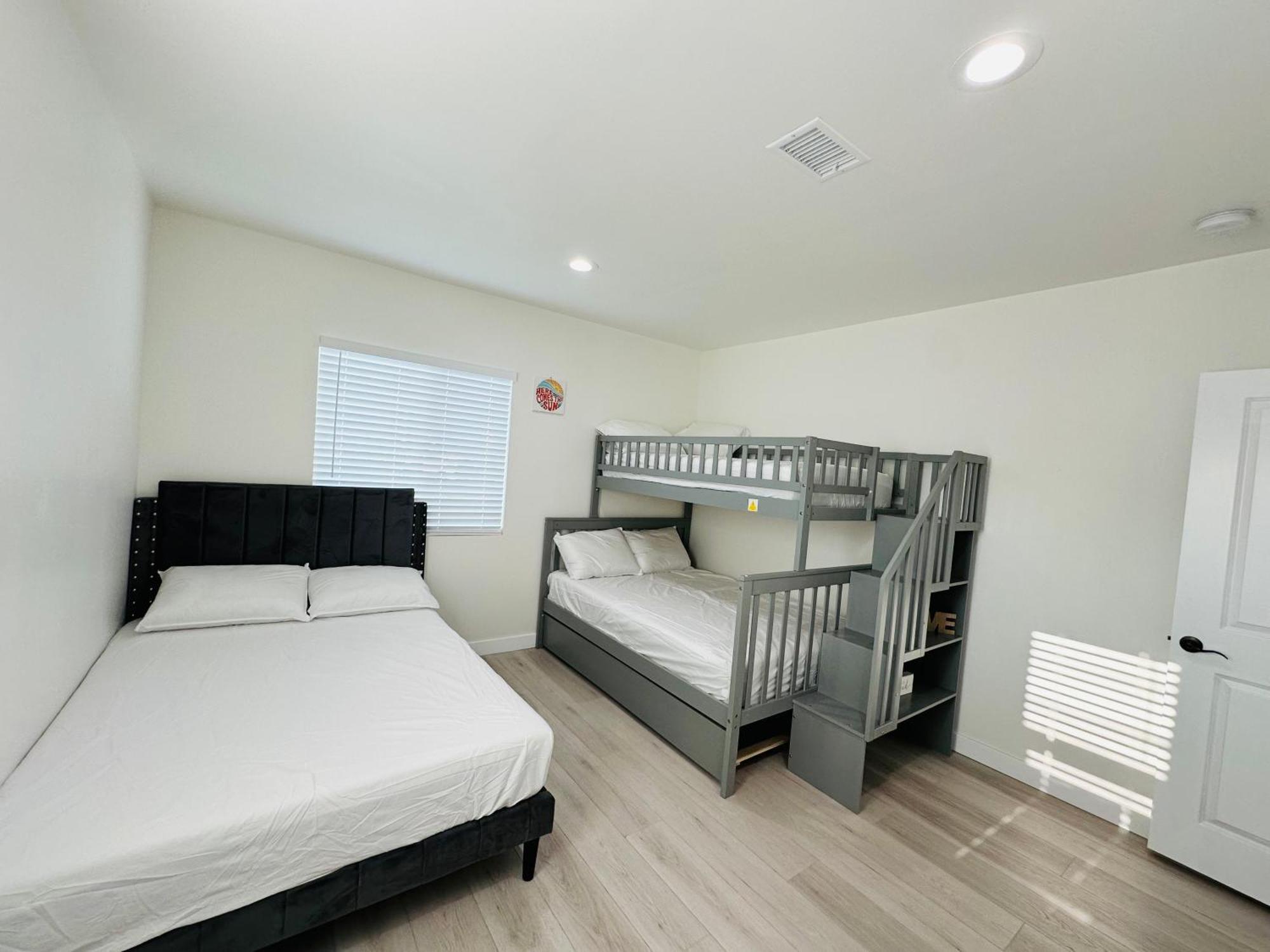 New Spacious House In Anaheim Near Disneyland-Knott In Without Backyard In The Same Lot Of 3 Separate Properties Екстер'єр фото