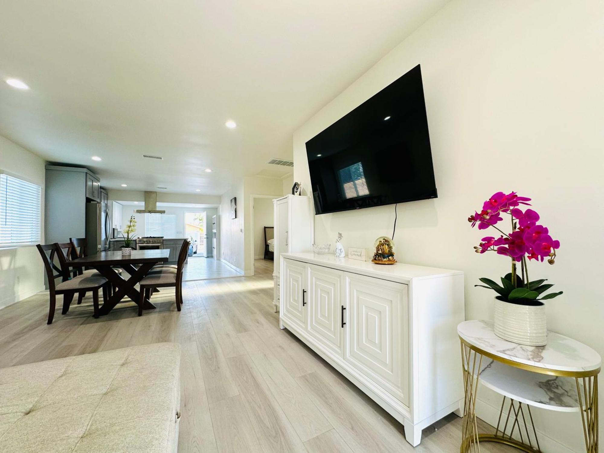New Spacious House In Anaheim Near Disneyland-Knott In Without Backyard In The Same Lot Of 3 Separate Properties Екстер'єр фото