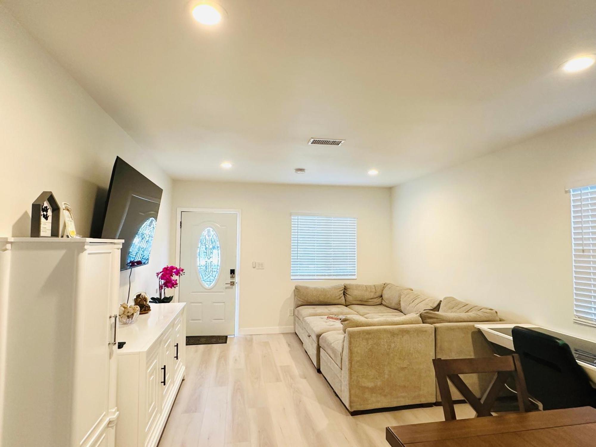 New Spacious House In Anaheim Near Disneyland-Knott In Without Backyard In The Same Lot Of 3 Separate Properties Екстер'єр фото