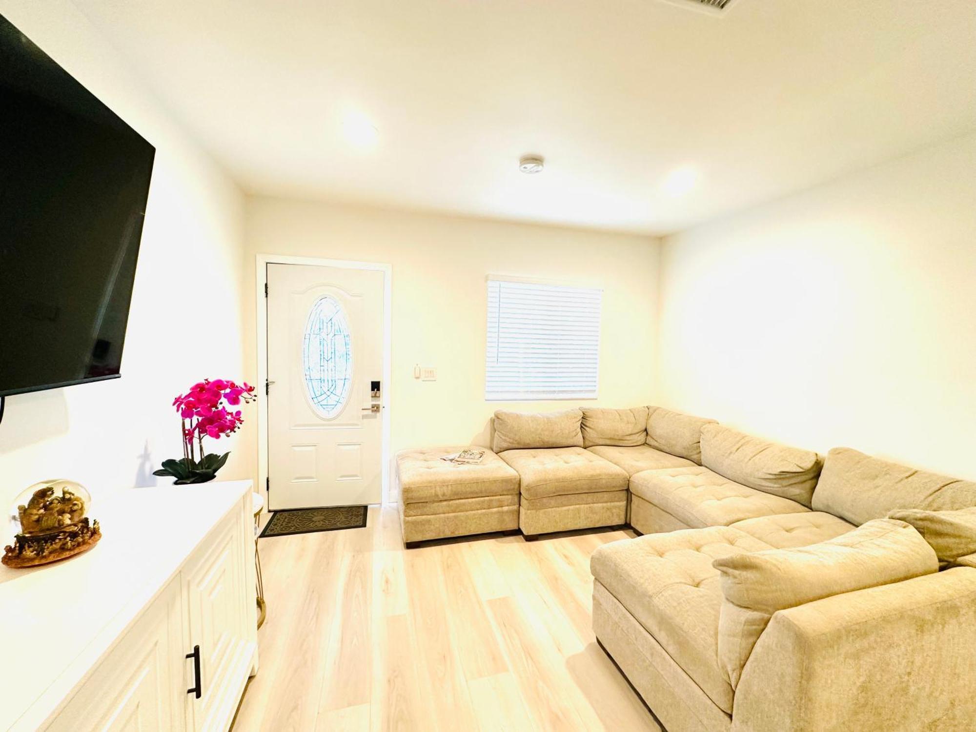 New Spacious House In Anaheim Near Disneyland-Knott In Without Backyard In The Same Lot Of 3 Separate Properties Екстер'єр фото