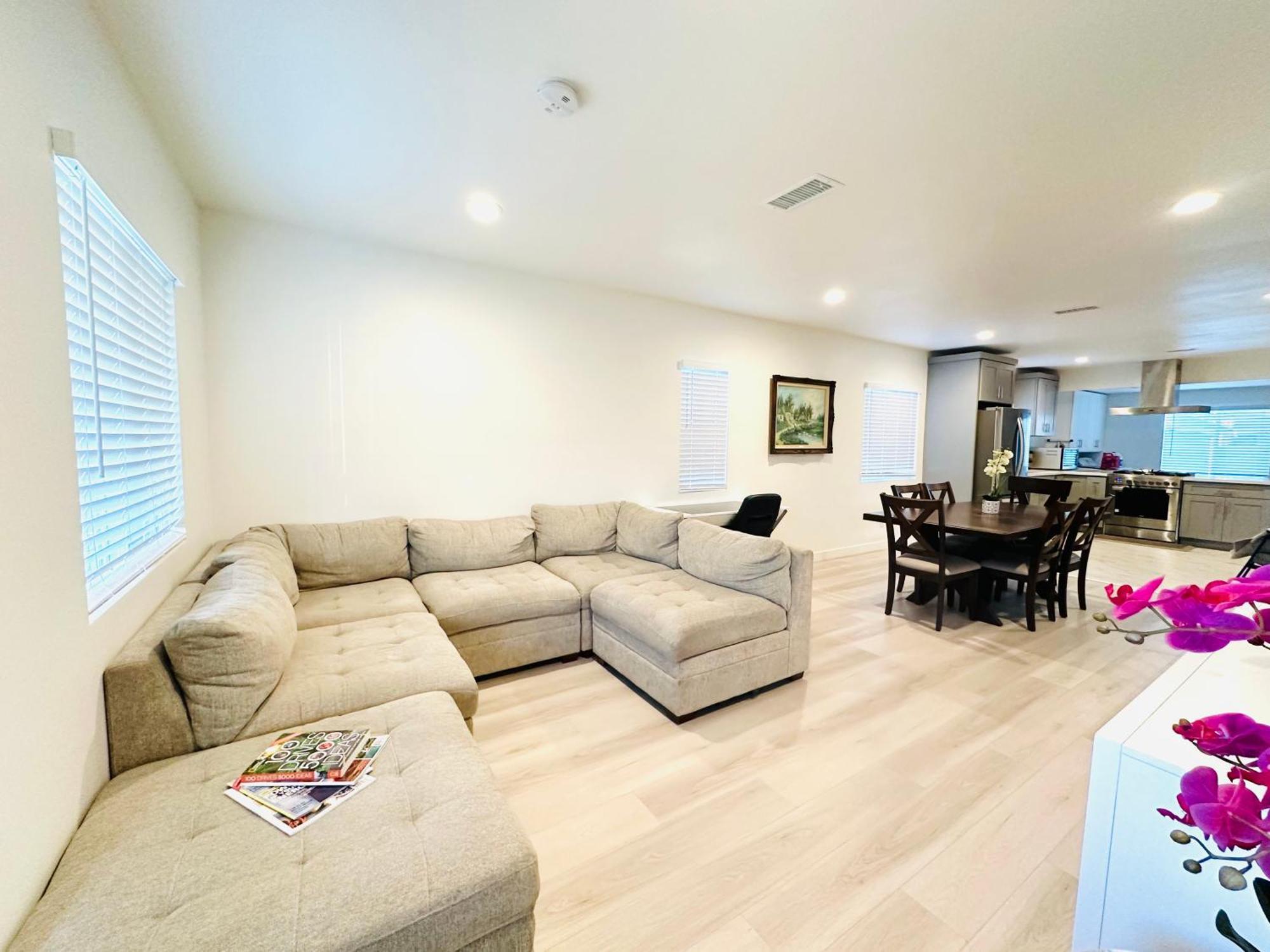 New Spacious House In Anaheim Near Disneyland-Knott In Without Backyard In The Same Lot Of 3 Separate Properties Екстер'єр фото
