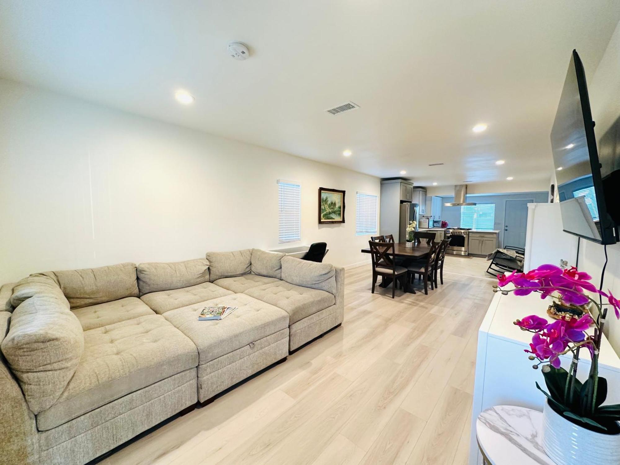 New Spacious House In Anaheim Near Disneyland-Knott In Without Backyard In The Same Lot Of 3 Separate Properties Екстер'єр фото